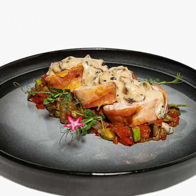 Куриный рулет с беконом под сливочно-грибным соусомв Парло Руссо по цене 850 ₽