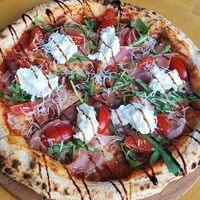 Прошутто и страчателла в Viernes Cafe pizza&sushi