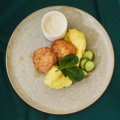 Котлеты из щуки с пюре в Бали по цене 900 ₽