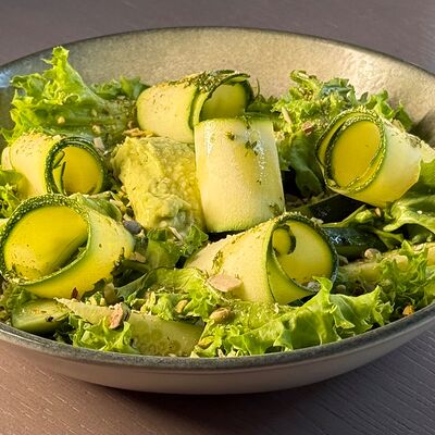 Зеленый салат с карпаччо из цукини в Три Б по цене 550 ₽