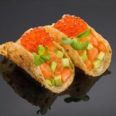 Тако с лососем, авокадо, икрой форели в горчично-медовом соусе в Bluefin по цене 1380 ₽