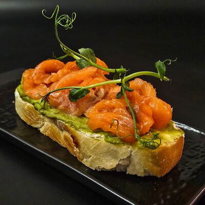 Закуска на чиабатте с форелью шеф-посола и авокадо в Байский по цене 500 ₽