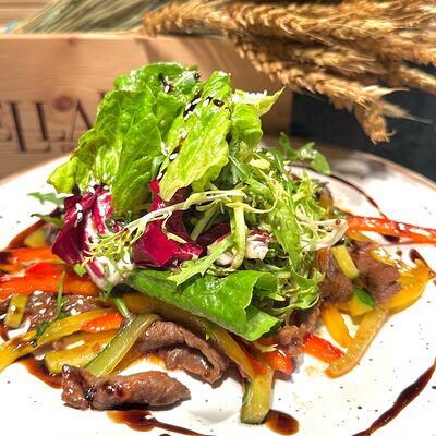 Теплый салат с говяжьей вырезкой в Вкус огня по цене 1200 ₽