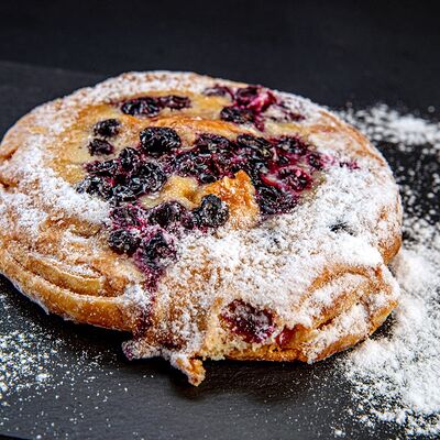 Бриошь с черной смородиной в French bakery по цене 150 ₽