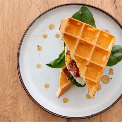 Вафля с беконом, яйцом и шпинатом в Кофе и Вафли по цене 430 ₽