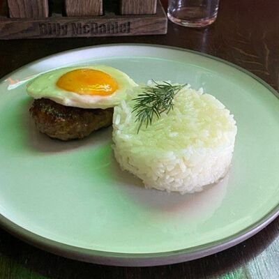 Бифштекс с яйцом и рисомв Billy McDaniel по цене 340 ₽