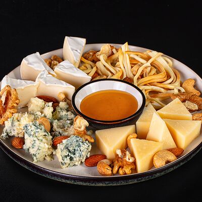 Сырная тарелка в MOS Lounge & Bar по цене 990 ₽