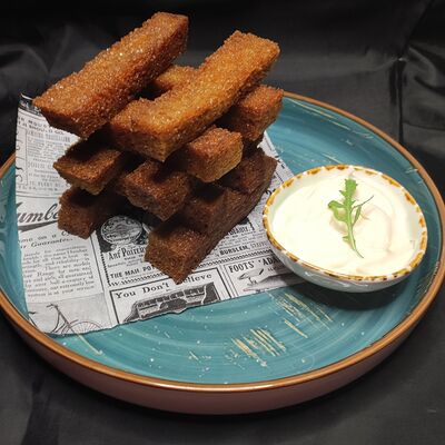 Гренки чесночные с соусом в Пойдем зайдем по цене 320 ₽