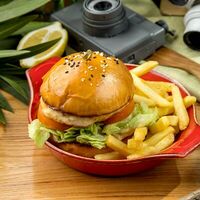 Чикенбургер с картошкой фри в Noisy Bar & Kitchen