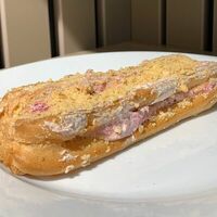 Эклер с черной смородиной в Gusto