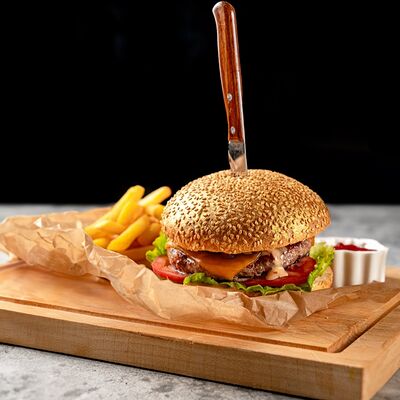 Golden burger из мраморной говядины с соусом спайси в Бамбини бар по цене 900 ₽