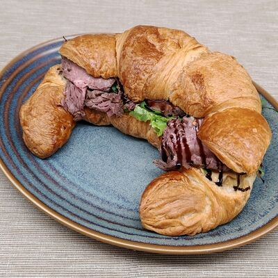 Круассан с ростбифом в Кафе-пекарня Susser по цене 385 ₽