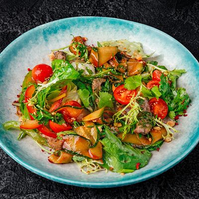 Салат с говядиной, огурцами кимчи и заправкой песто в Sticks Sushi по цене 790 ₽