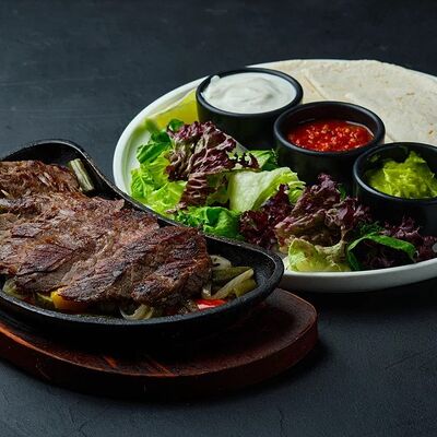 Фахитос с говядиной в Mesto Sushi & Grill по цене 860 ₽