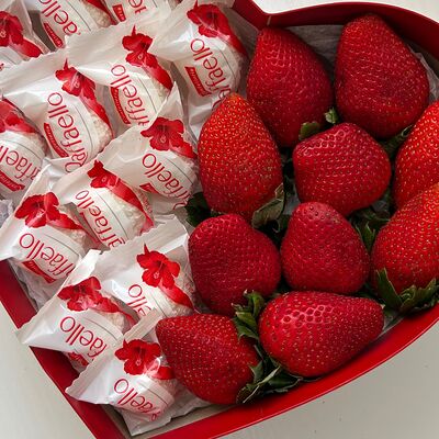 Сердце со свежими ягодами и Раффаэлло в Sweetmiddle.chocolate по цене 3600 ₽