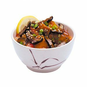 Теплый салат с лососем и грибами шиитаке в Суши ЭДО по цене 700 ₽