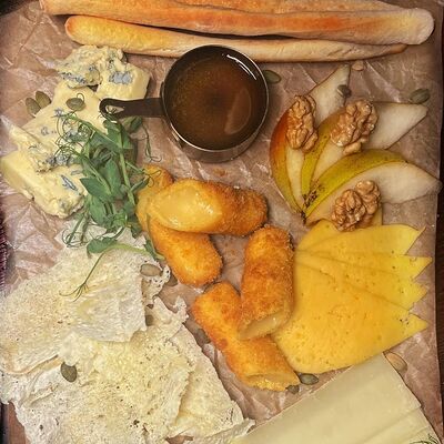 Тарелка сырных сыров или сыров сырных в Kirova street по цене 870 ₽