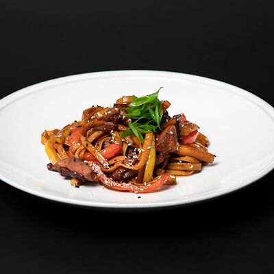 Лапша удон с пекинской уткой в Вок кафе по цене 670 ₽