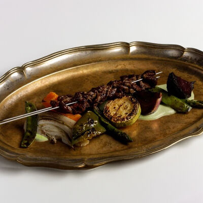 Говядина и овощи на на гриле с зеленой тахини в Saviv по цене 2400 ₽