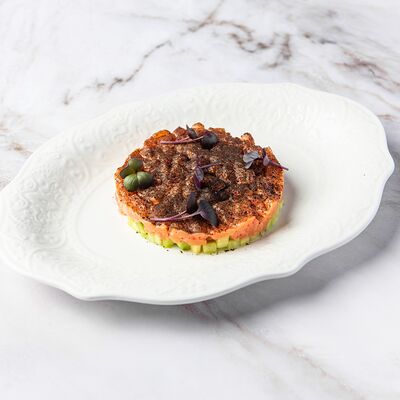 Тартар из лосося с соусом спайси в Хлеб и Вино по цене 1450 ₽