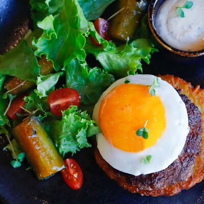 Бифштекс из мраморной говядины с яйцом, битыми огурцами и соусом тартар в Bun по цене 570 ₽