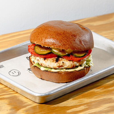 Бургер с индейкой и соусом блю чиз в SALUT! по цене 530 ₽