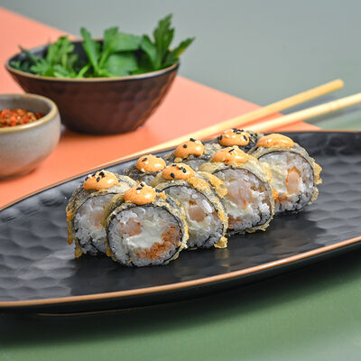 Ролл Темпура с креветкой и спайси в Зебры по цене 650 ₽