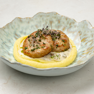 Биточки из индейки и курицы с картофельным пюре и сливочно-грибным соусом в Василек по цене 640 ₽