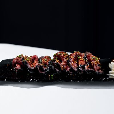 Татаки из говядины с айоли из чёрного чеснока в МОМО по цене 1850 ₽