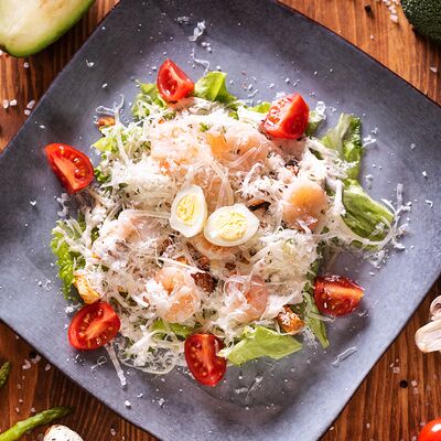 Салат Цезарь с креветками в Адельфия по цене 400 ₽