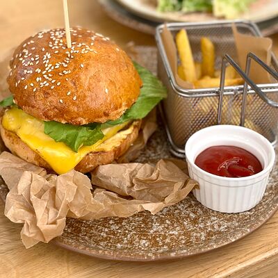 Бургер с телятиной и сыром чеддер в Усадьба по цене 850 ₽