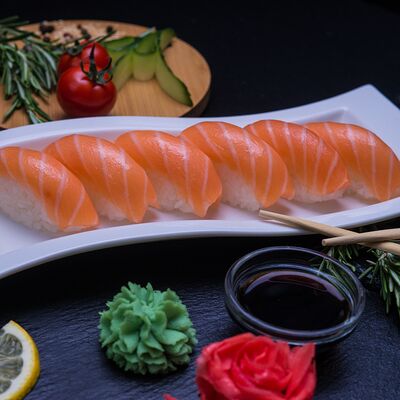 Сет из суши с лососем 6 шт в Sushi Maximum по цене 799 ₽