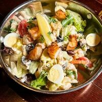 Салат с креветкой и копченым лососем в Ресторан Мариус