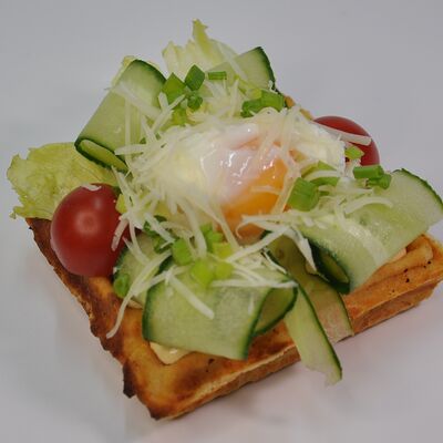 Вафля с яйцом Бенедикт в ЧиллМил по цене 470 ₽