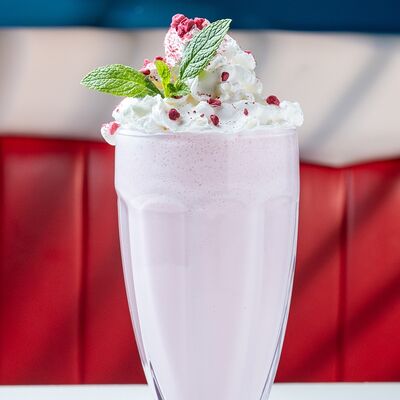 Молочный коктейль ягодныйв Метро Cafe по цене 399 ₽