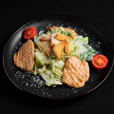 Цезарь с курицей в Level kitchenbar по цене 590 ₽