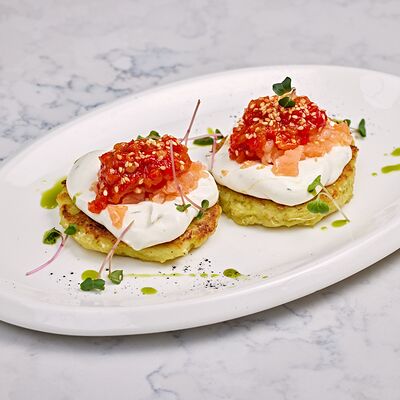 Оладьи из цукини с форелью и сметанным соусом в Икра по цене 550 ₽