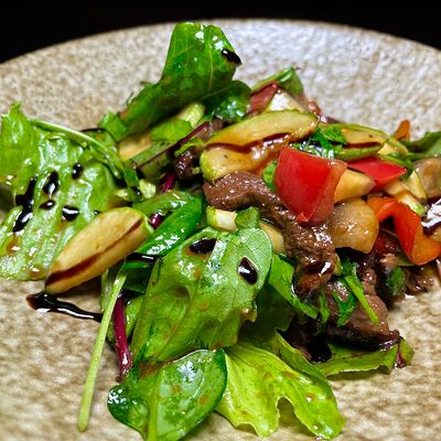 Теплый салат с телятинойв Vinokurov karaoke rest по цене 1053 ₽