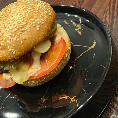 Бургер с говядиной в Чип и Дейл по цене 390 ₽