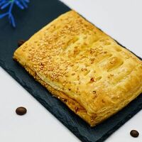 Слойка с курицей и соусом в Два зерна