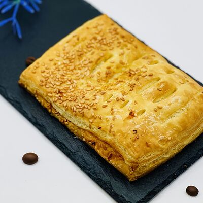 Слойка с курицей и соусом в Два зерна по цене 156 ₽