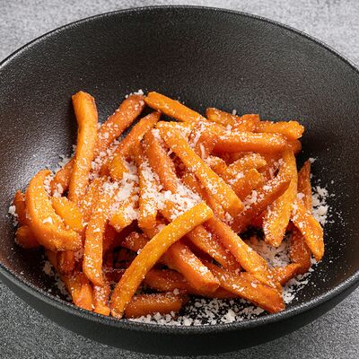 Батат фри с пармезаном или соусом песто в Holy Hotdoggers по цене 580 ₽