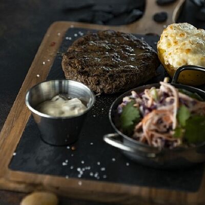 Бифштекс из мраморной говядины, салатом коул слоу и картофелем Айдахо в Сытый Лось по цене 740 ₽