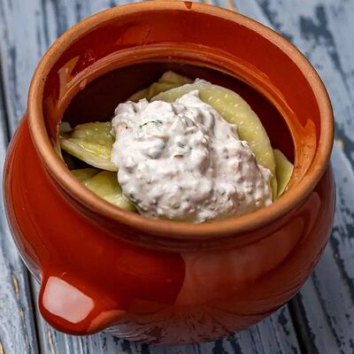 Вареники со шпинатом и сыром и ореховым соусом в Вареничная №1 по цене 718 ₽