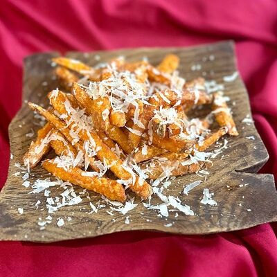 Фри из батата с трюфелем и пармезаном в Вино и еда по цене 590 ₽