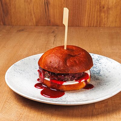 Бургер с творожным сыром и брусничным соусом в Nel tempo по цене 670 ₽