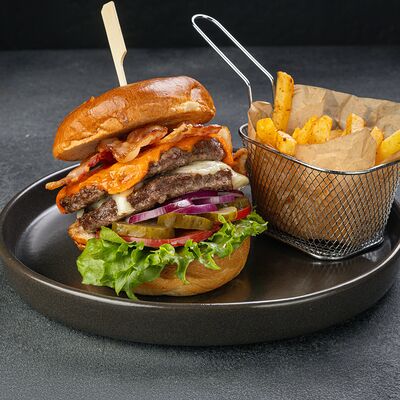 Фирменный бургер Фэт Бой в FatBoy PUB по цене 1110 ₽