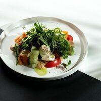 Шотландский лосось, авокадо и кунжутный соус в Libido