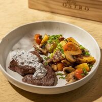 Медальоны из говяжьей вырезки с картофелем в Bistro Оstro