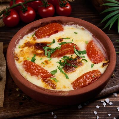 Запеченные томаты с сыром сулугуни в Daisi по цене 590 ₽